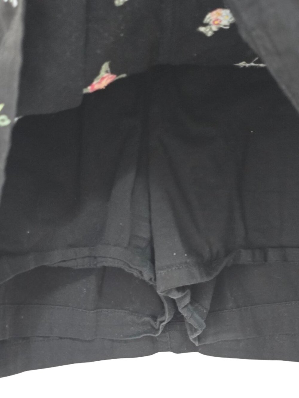 Karen Scott Black Skort Skirt w. Embroidered Flowers Size 12 - Picture 7 of 9